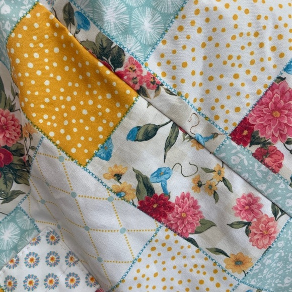 Pioneer Woman Sweet Rose
Patchwork Drawstring Laundry Bag
Floral - Picture 5 of 6